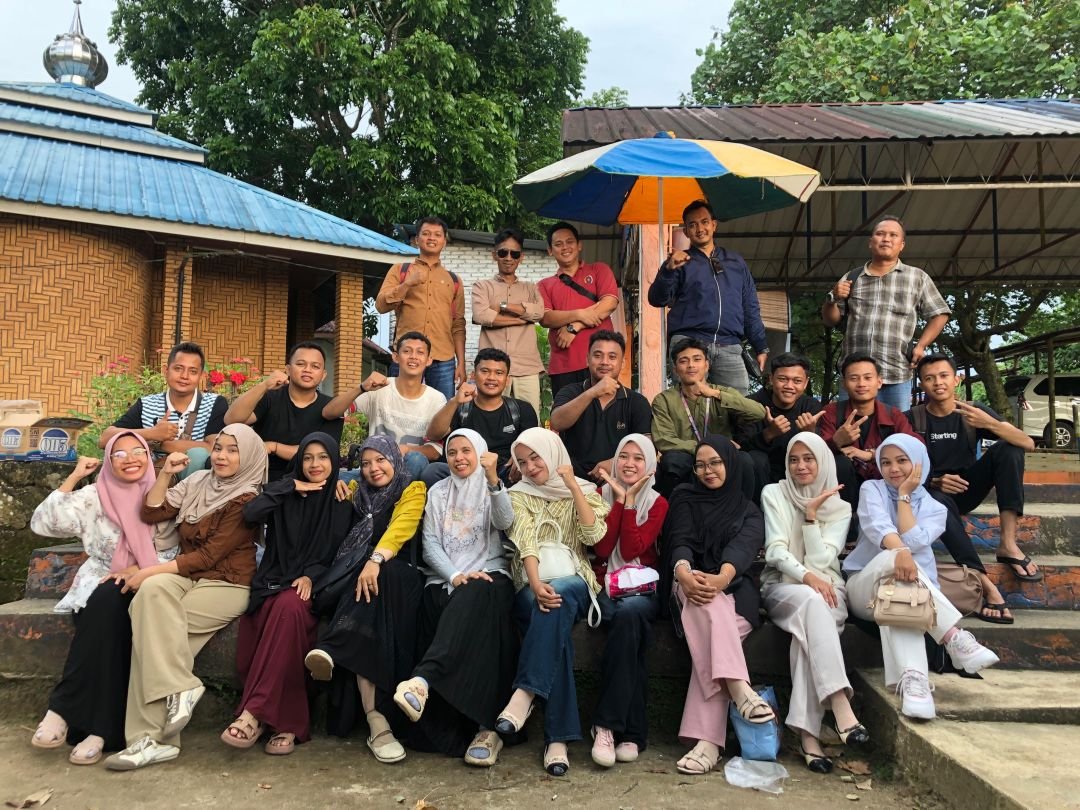 Hangatnya Kebersamaan di Balik Layar : Momen Haru Pembubaran Panitia Wisuda STAI Panca Budi Perdagangan